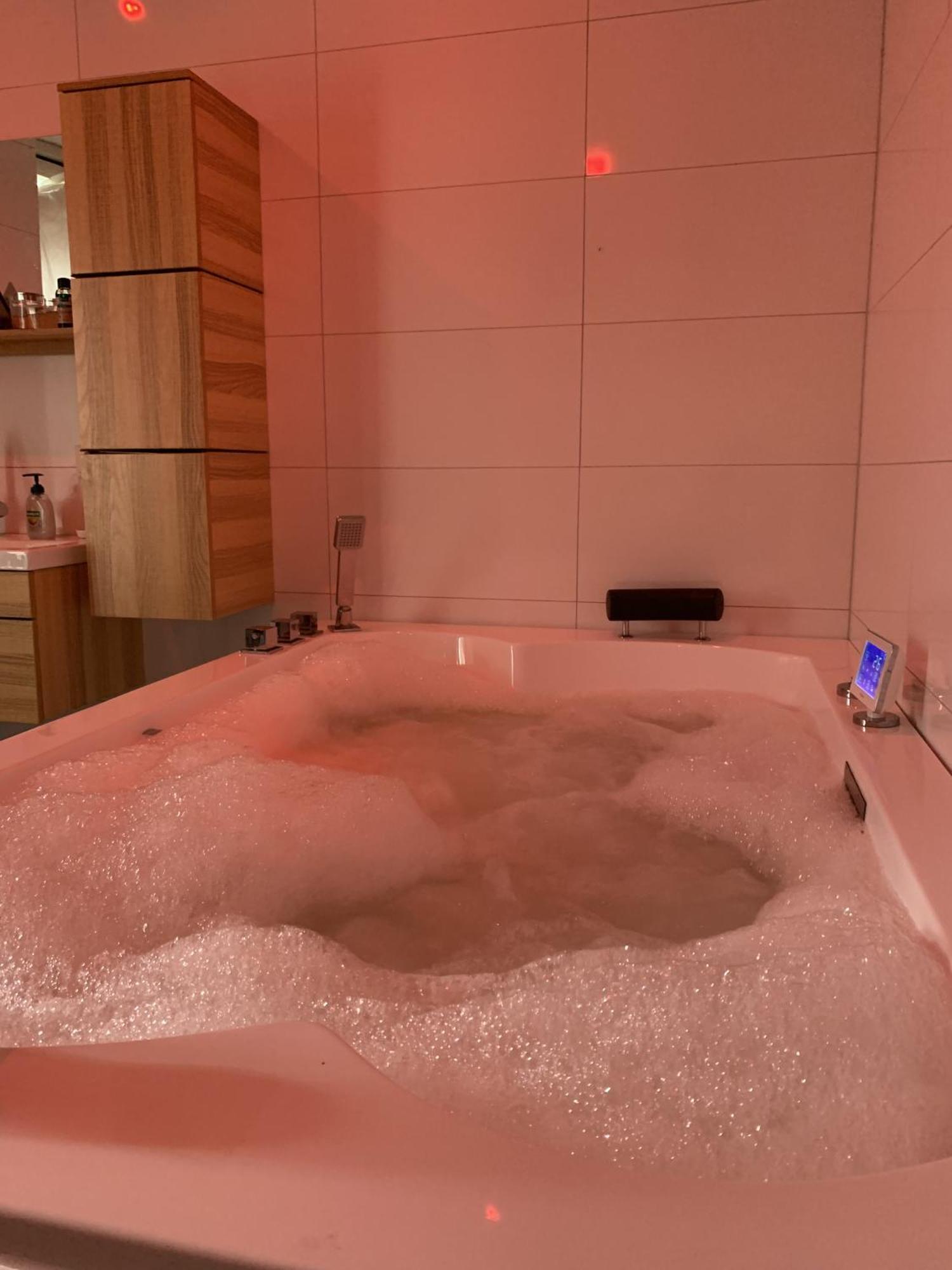 De Haen Luxury Villa: Private With Jacuzzi And Sauna